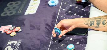 Partida de poker por la noche, en una poker night