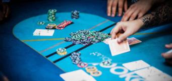 Dealer y repartir cartas en poker